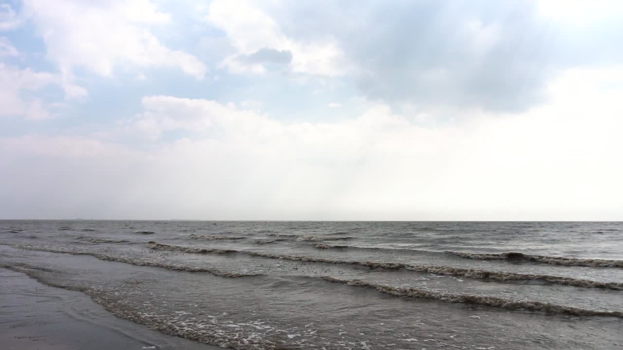 구름 인 해변 장면