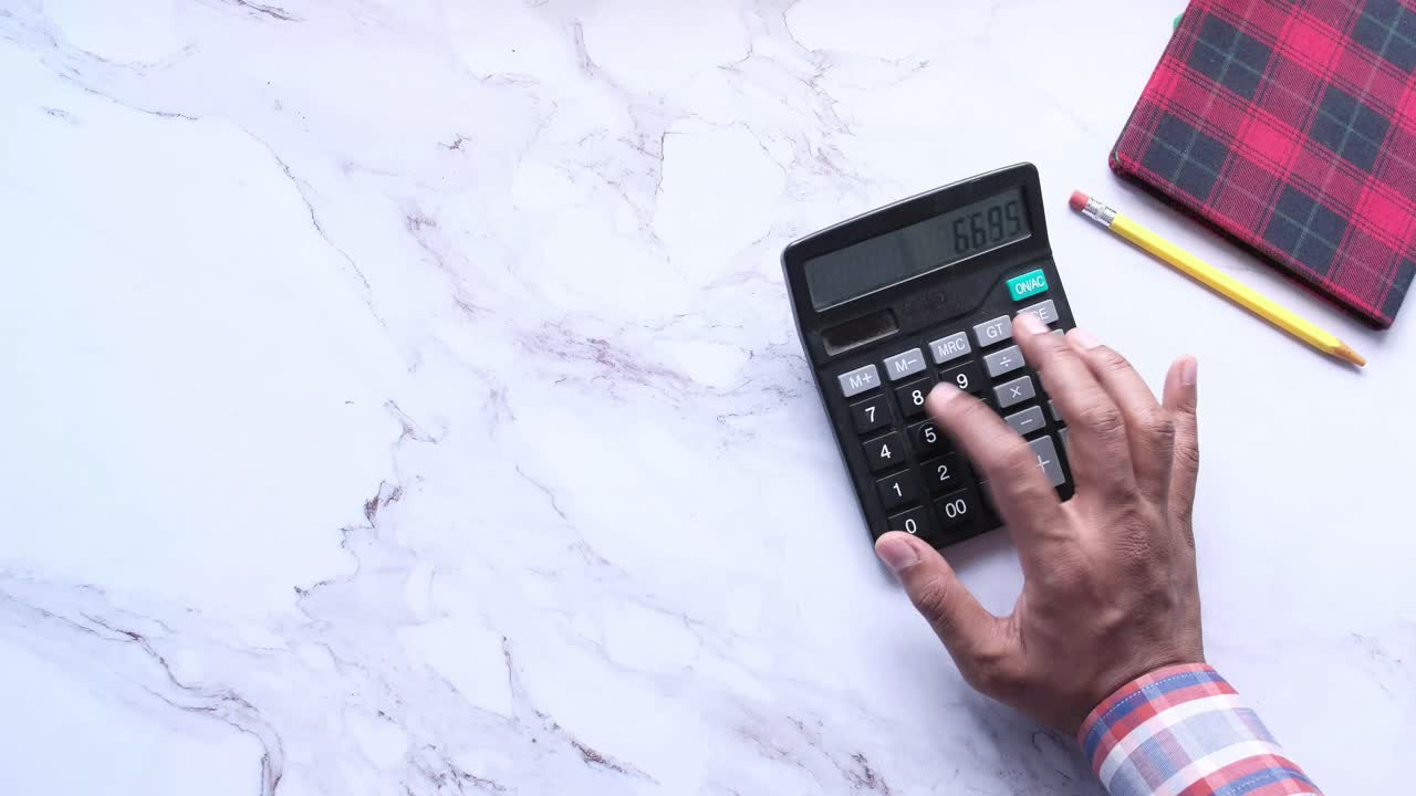 persona que utiliza una calculadora