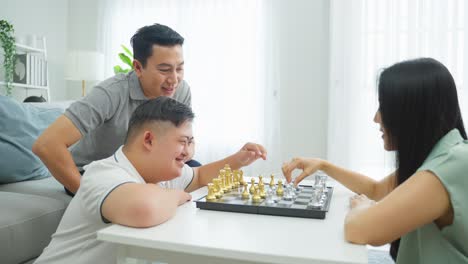 familia jugando al ajedrez en casa