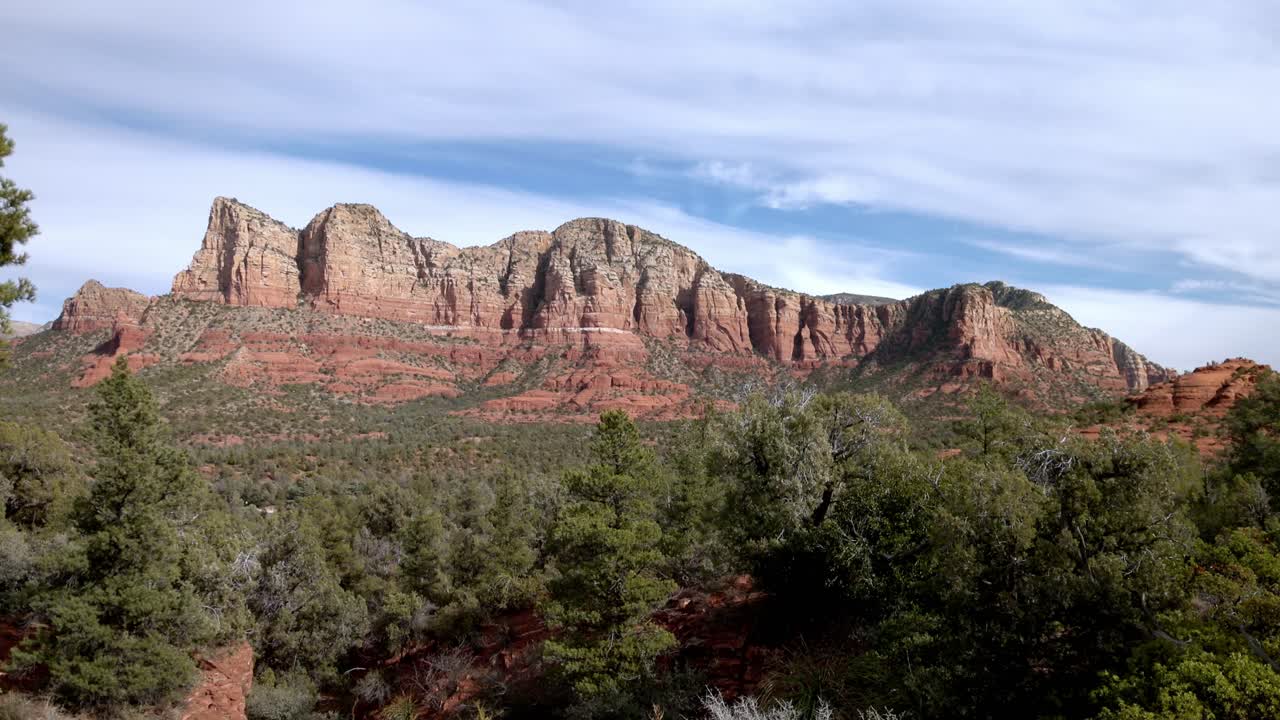 buttes en sedona, arizona y video panorámica de derecha a izquierda amplia toma