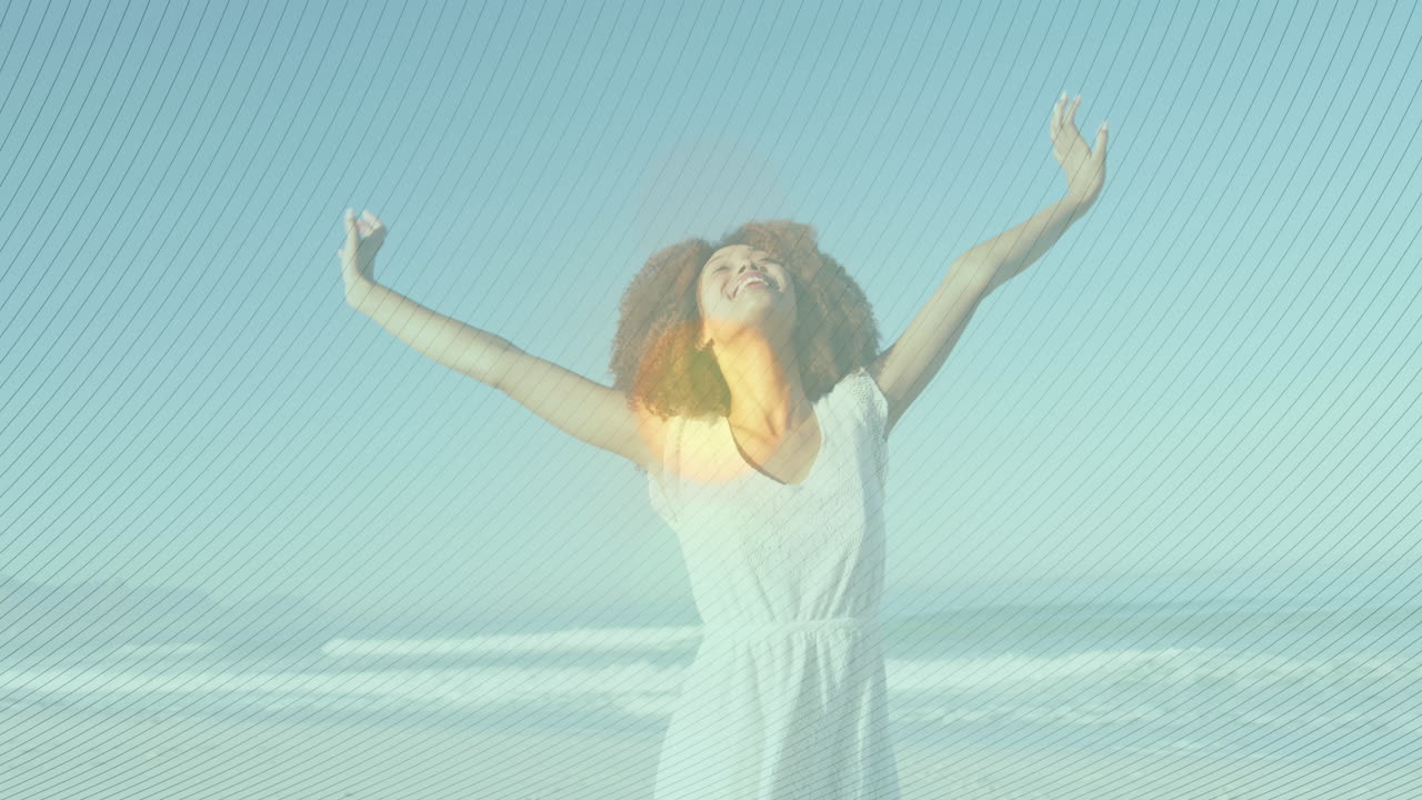 팔을 펴고 해변에서 회전하는 양색 젊은 여성 위에 줄무 패턴의 애니메이션