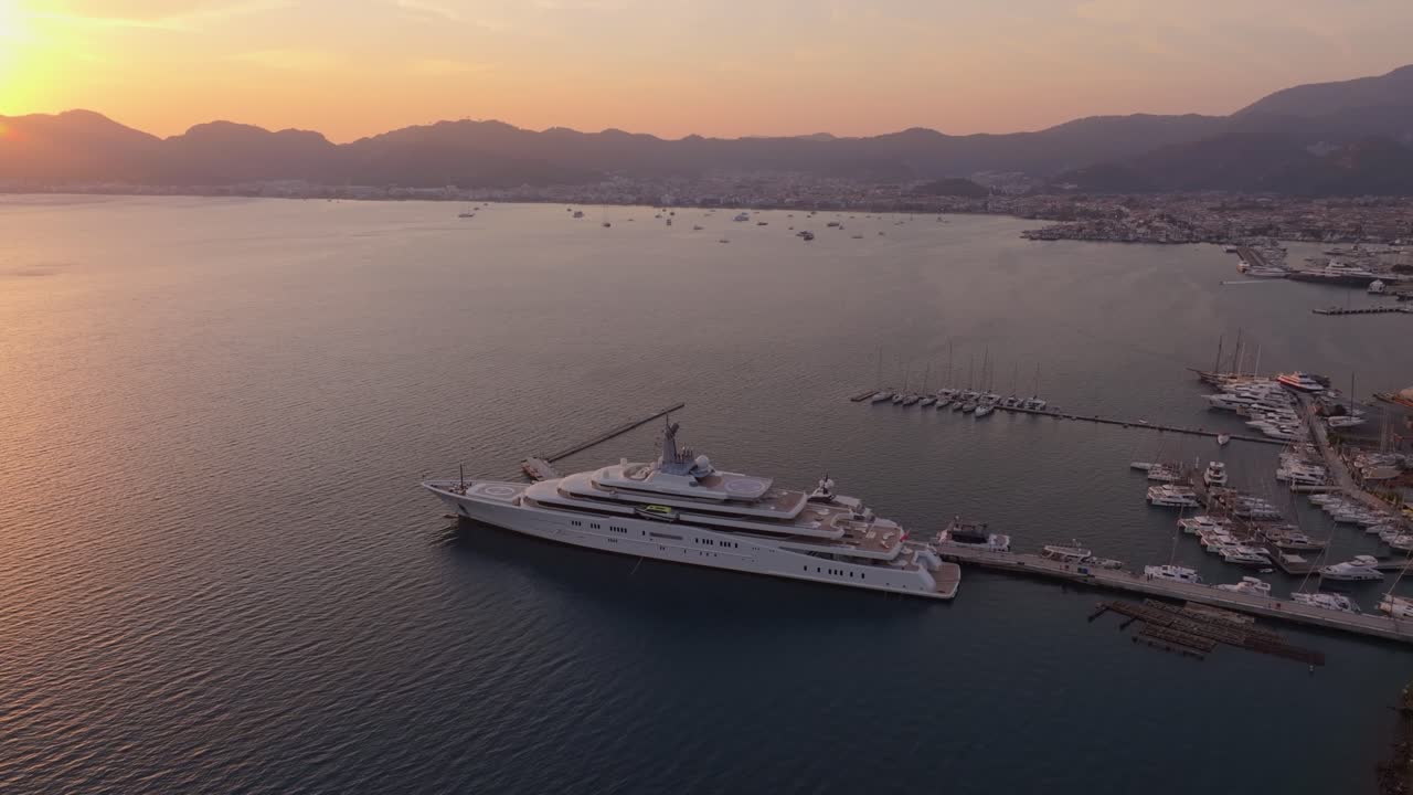Fugleperspektiv af superyacht ankret i Marmaris-bugten ved solnedgang