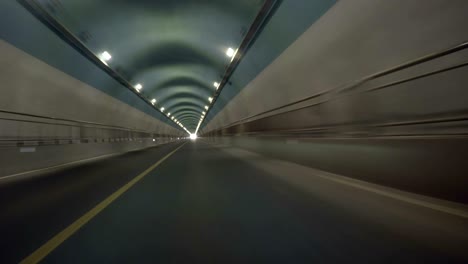 povable entrando en un túnel de carretera vacío y luego saliendo.