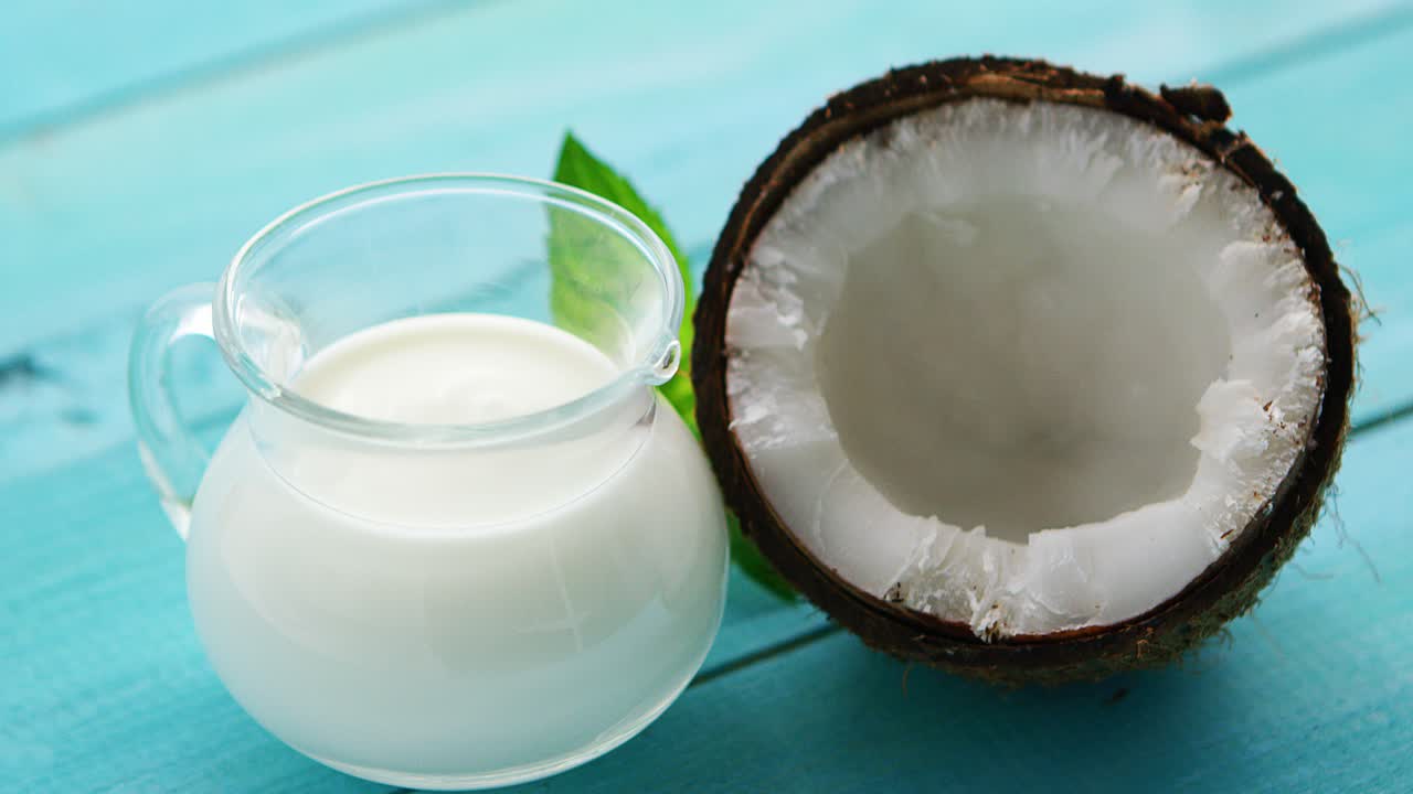 taza de leche y la mitad de coco