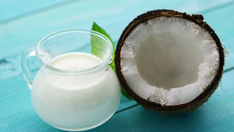 taza de leche y la mitad de coco