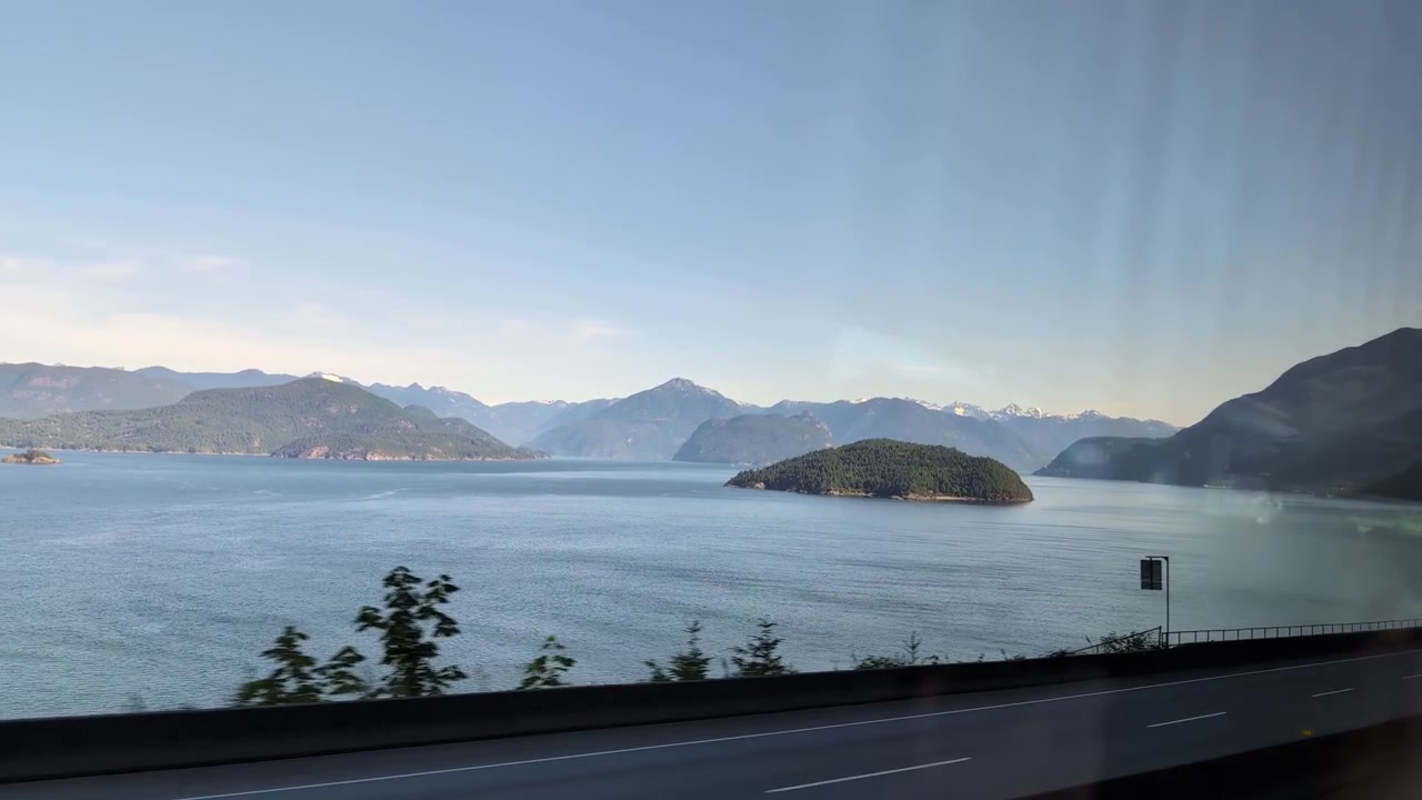 Kørsel langs Sea to Sky Highway 99 mellem Vancouver og Whistler med udsigt over havet