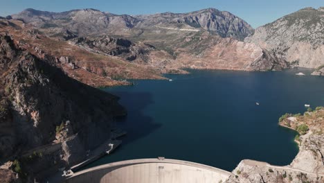 le réservoir du lac vert et les montagnes taurus du barrage d'oymapinar dans la province d'antalya, en turquie