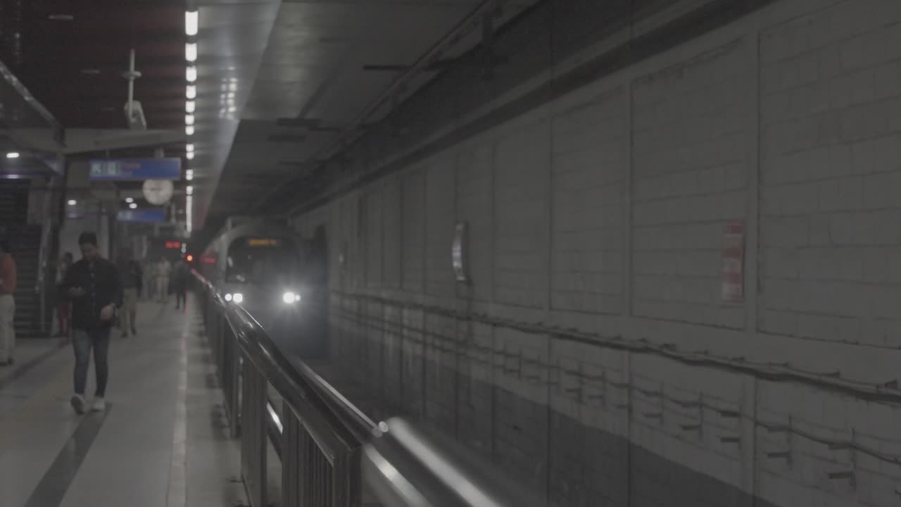 보라색 라인 델리 메트로가 역에 도착합니다.