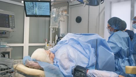 procedimiento quirúrgico en la sala de operaciones