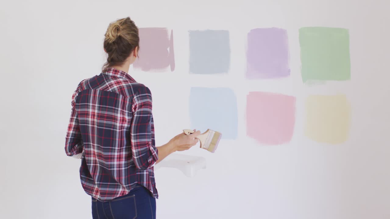 코로나바이러스 전염병 기간 동안 격리된 백인 여성의 초상화, 인테리어 작업을 하고 있다