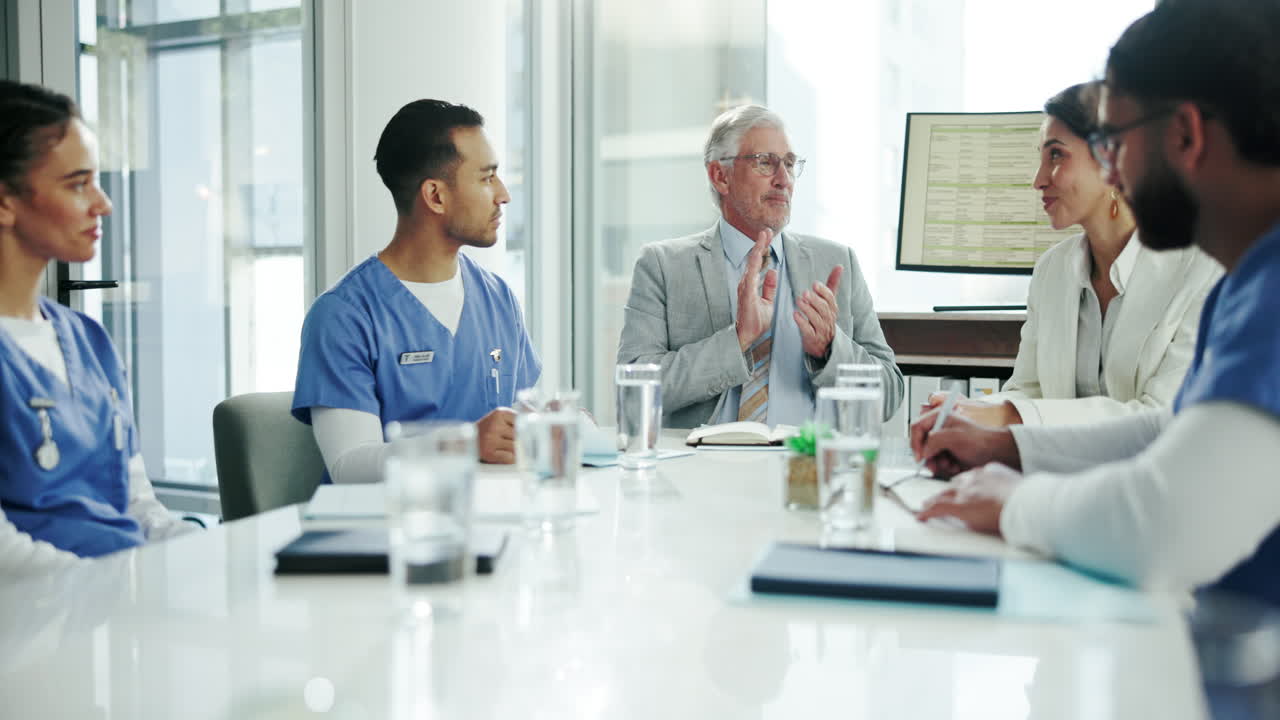 성공적인 결과를 축하하는 회의에 참석한 의료 전문가 그룹입니다.