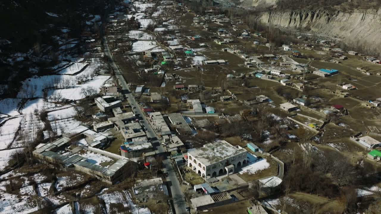 파키스탄 길기트-발티스탄에 있는 알티트 요새와 훈자 강의 조감도