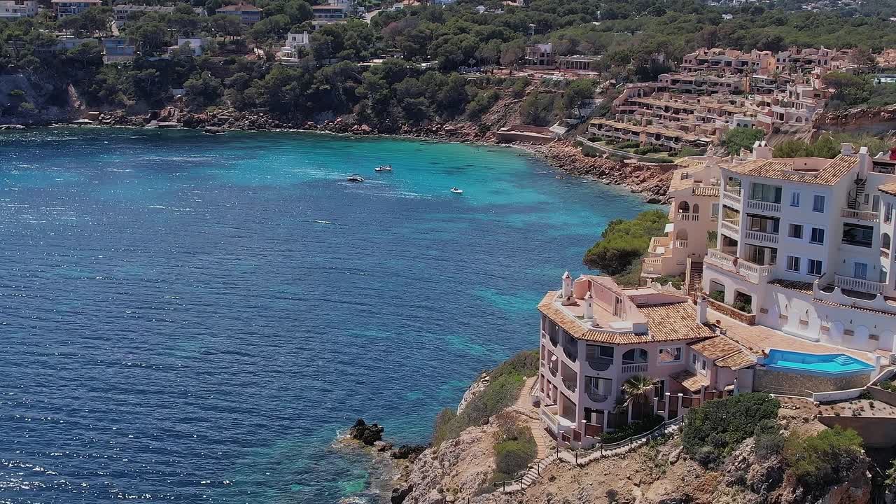Vista degli edifici costieri a Maiorca, in Spagna, con acqua cristallina