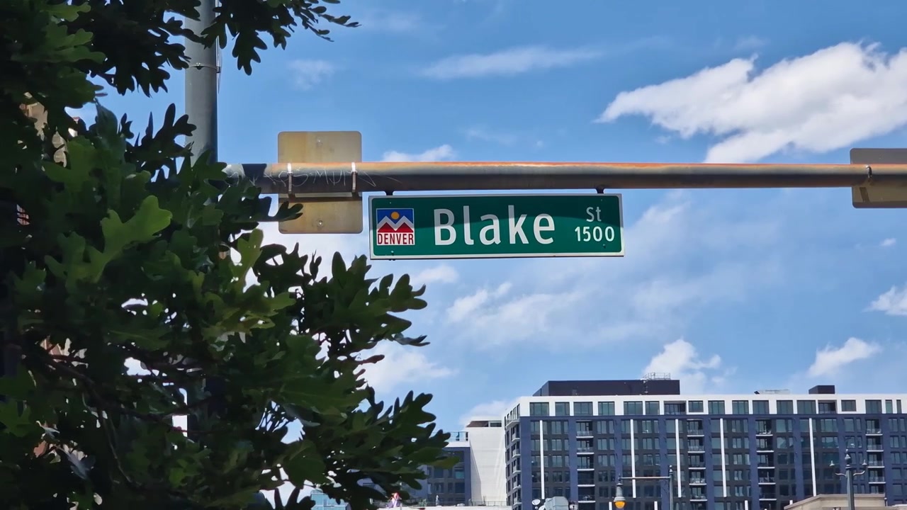 Insegna di Blake Street nel centro di Denver, Colorado, USA, in una soleggiata giornata estiva.