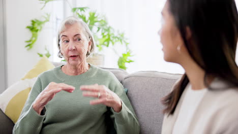 Mujer-Mayor,-Hablando-Y-Sofá-Con-Su-Hija