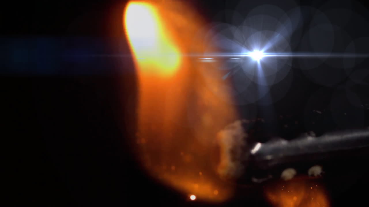 animación de ráfaga de llama y luz sobre fondo oscuro