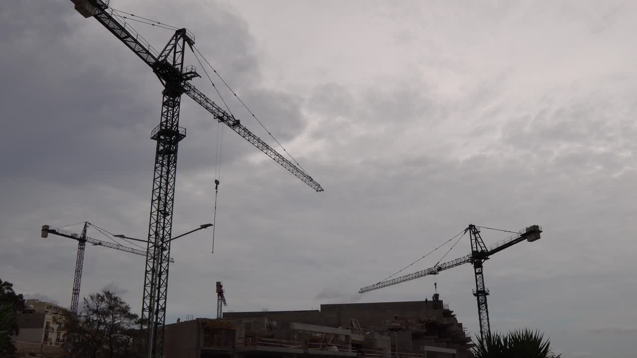 video de malta sobre una construcción en un día nublado y ventoso