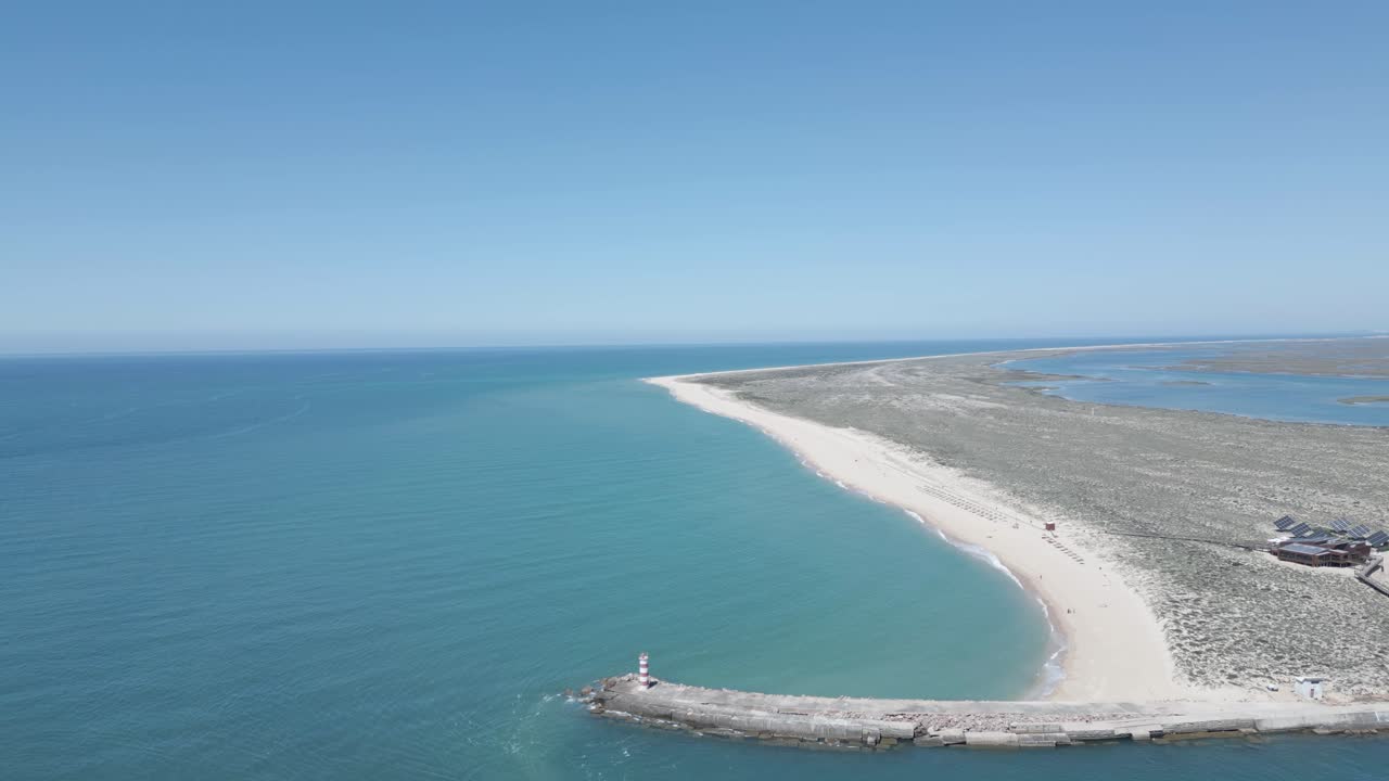사막 섬 의 황금 모래 는  ⁇ 빛 아래 반 ⁇ 이고, 등대 는 리아 포모사 의 매혹적 인 아름다움 을 장식 한다