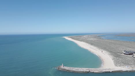 las arenas doradas de la isla desierta brillan bajo el sol, mientras un faro adorna la cautivadora belleza de la ria formosa