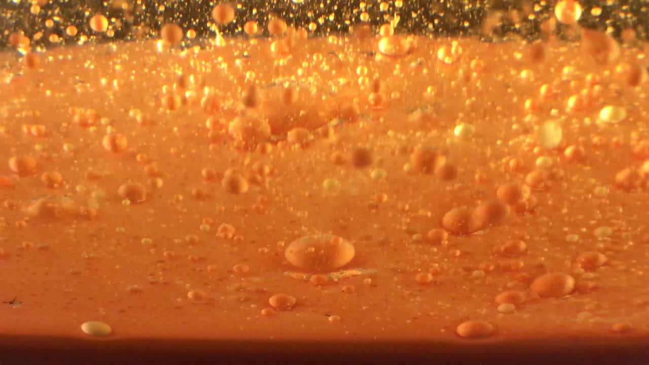 휘젓는 오일과 빠른 루프 및 거품과 잔해 낙진이 있는 스우시가 있는 4k 우주 생성