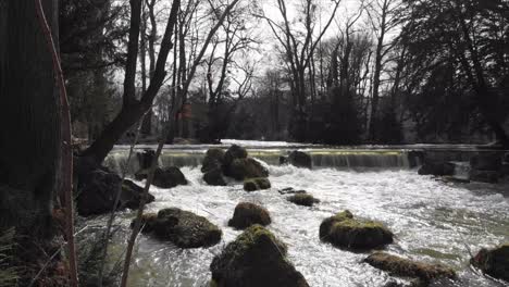 Cascadas-En-El-Jardín-Inglés-De-Munich-Con-Un-Drone-Dji-Mavic-Air