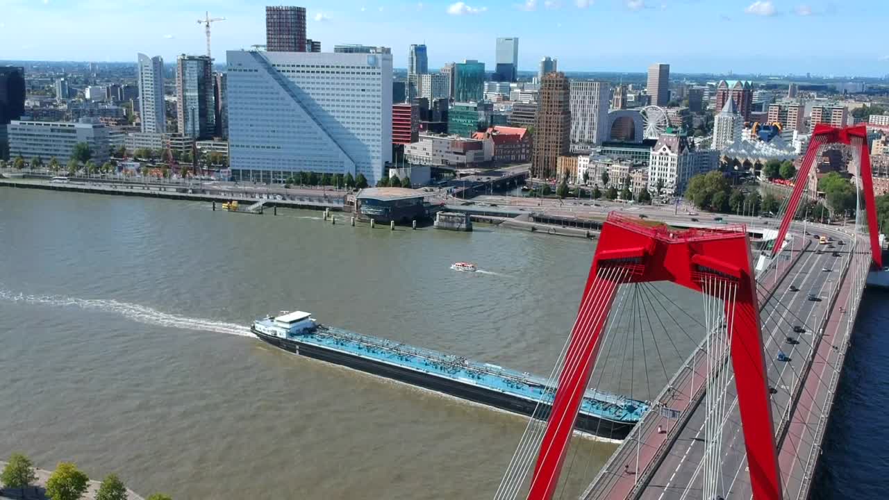 willemsbrug 로테르담 네덜란드의 보트 패스