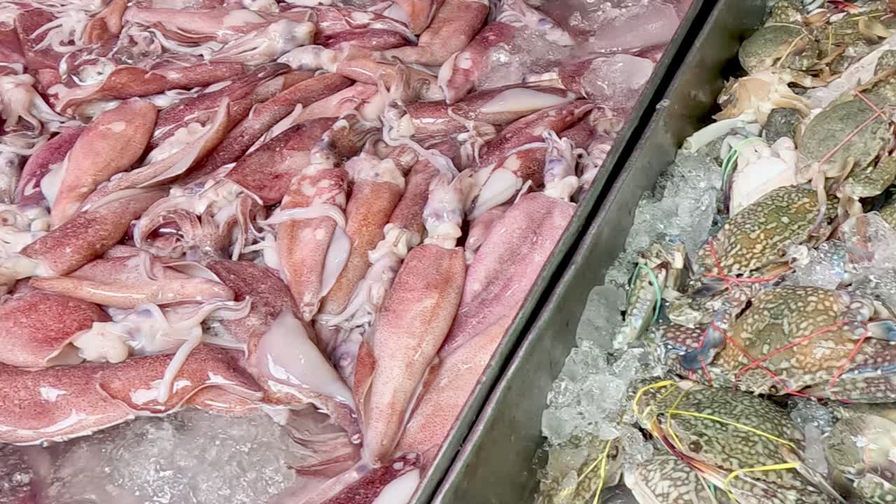 시장에서 얼음 위에 있는 물고기에서 크래브로의 전환