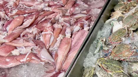 transición del pescado al cangrejo en hielo en el mercado