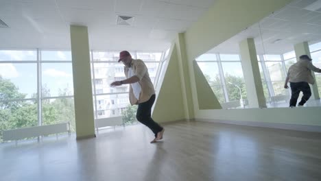 joven elegante bailando break dance y coreografía. rendimiento, movimiento, estilo y concepto de moda