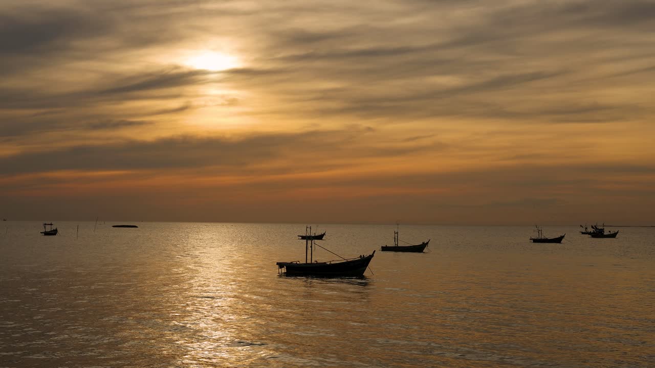 활기찬 일몰 하늘을 배경으로 보트 실루