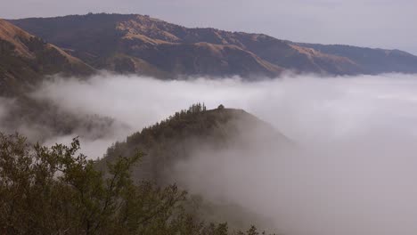 霧霧在加州海岸附近大蘇爾 (big sur) 滾動,在這場戲劇性的時間延遲拍攝中,