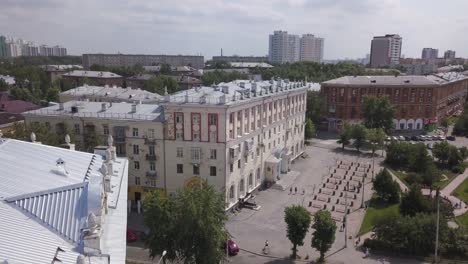 vista del paisaje urbano de una plaza de la ciudad con edificios históricos y modernos
