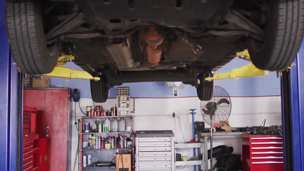 video de chasis de automóvil en un taller de reparación de automóviles