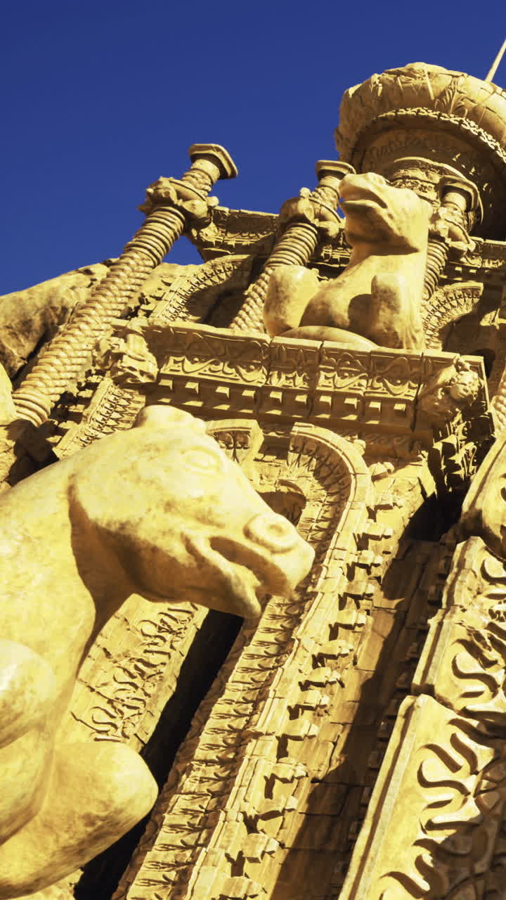 Sculture in pietra di cavalli su un edificio antico sotto la luce del sole splendente