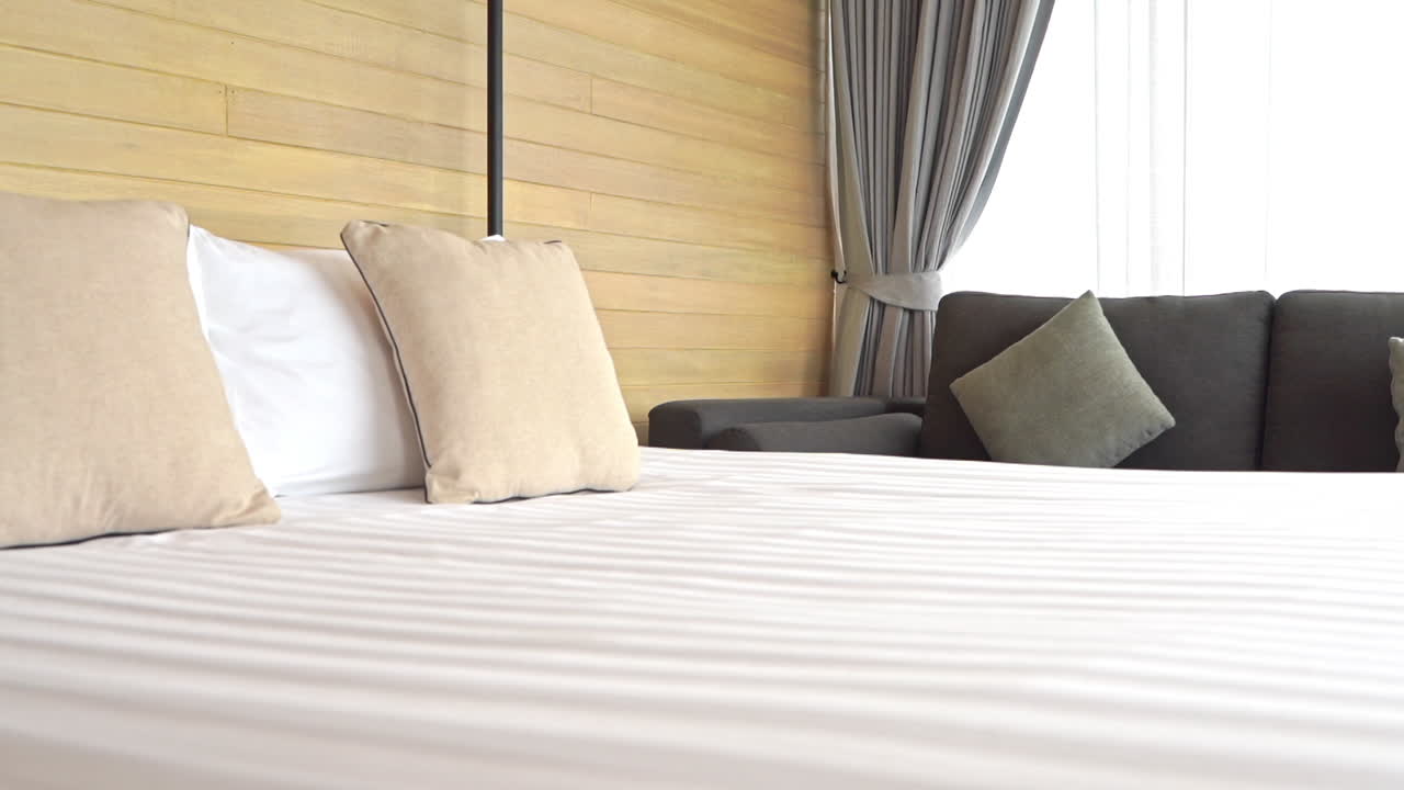 크고 편안한 침대의 발에서 머리까지 팬