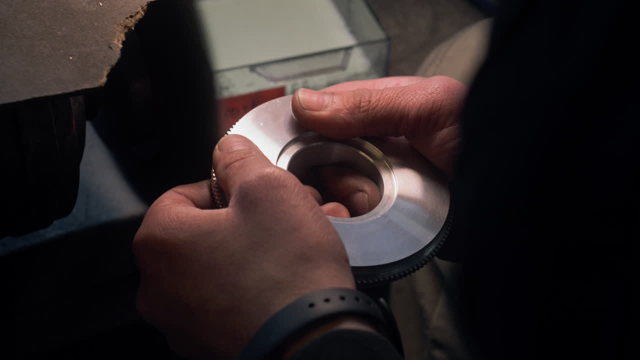 el técnico limpia el lugar cortado con una máquina de moler