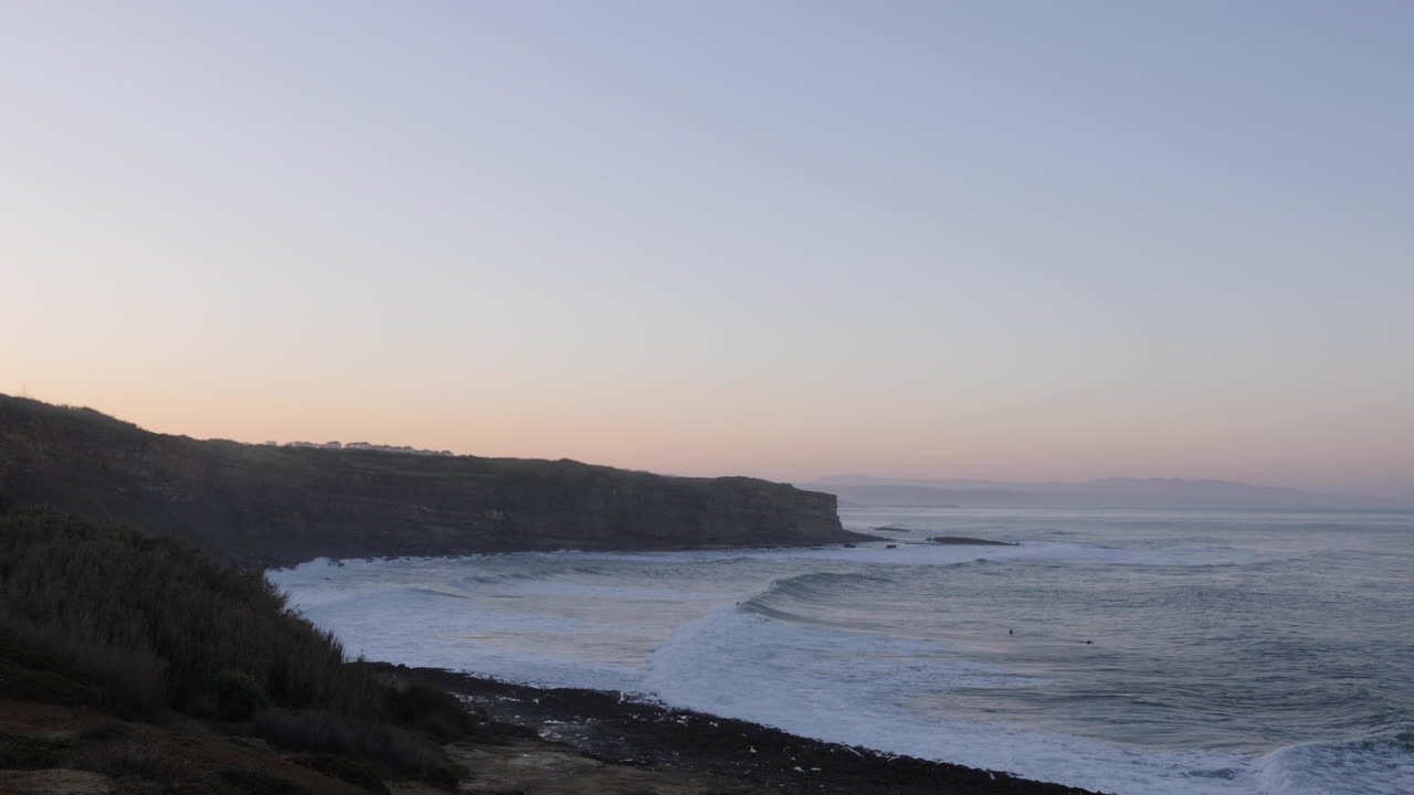 Spiaggia deserta a Ericeira al mattino