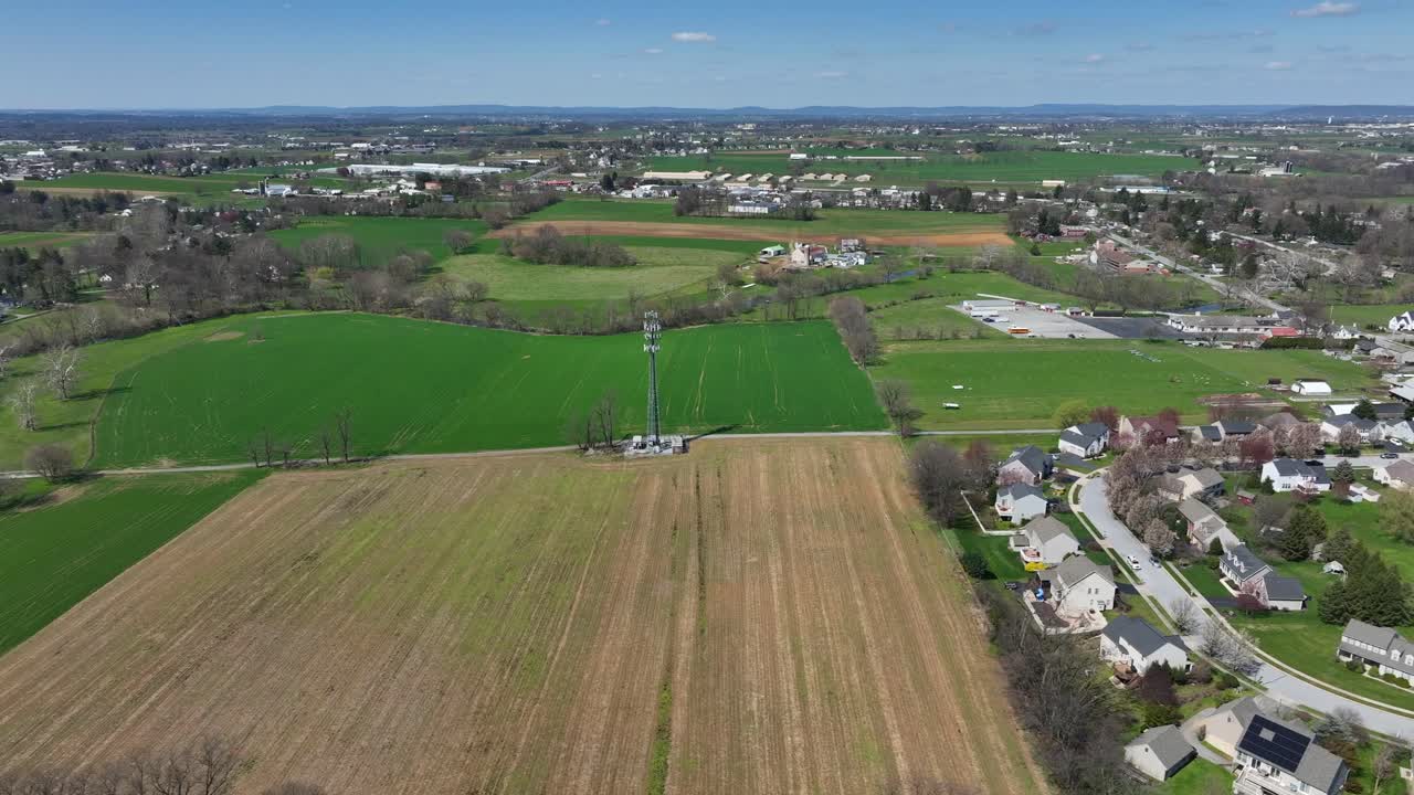 vista aérea de un paisaje de campo agrícola junto a un complejo de viviendas