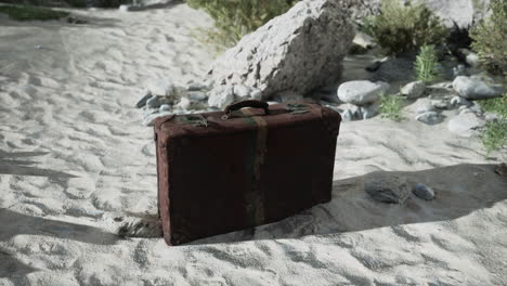 una maleta antigua abandonada en el desierto.