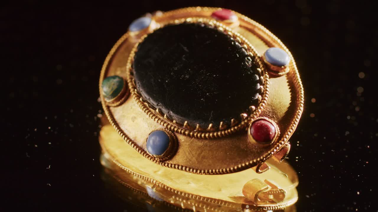 золотая брошка скифской жрицы 2000 лет, старая сережка, вращающееся колесо, найденное во время раскопок. винтажные украшения. религия. крупный план