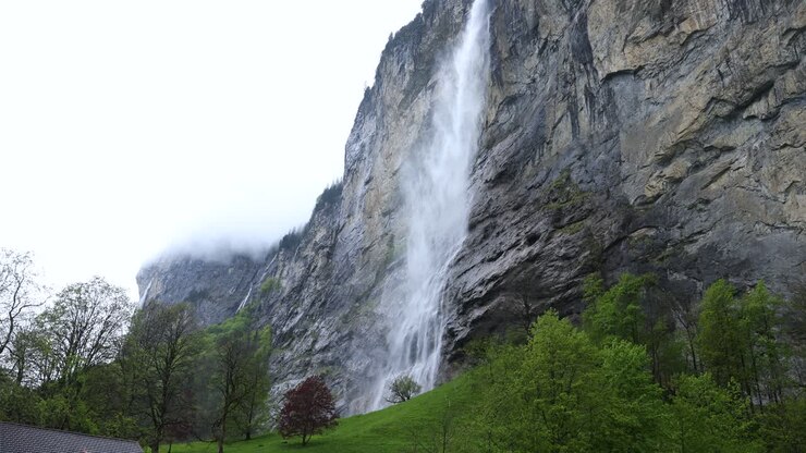 Maestosa Cascata di Lauterbrunnen in Svizzera, Ampia ripresa dal basso con tilt verso l'alto