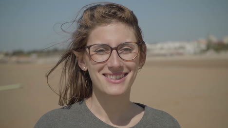 hermosa mujer joven con gafas mirando a la cámara.