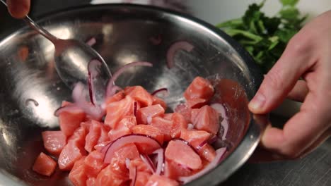 preparación del ceviche de salmón