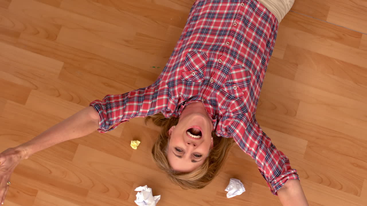 편의적인 사업가 여성이 종이를 던지고 있습니다.