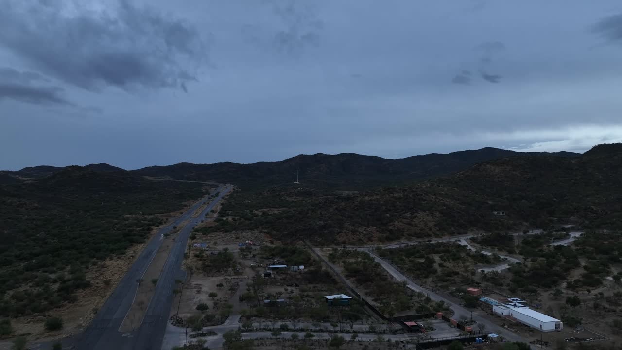 ripresa aerea di un drone che vola sopra una strada o un'autostrada in una giornata nuvolosa