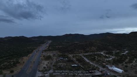 disparo aéreo de un avión no tripulado volando sobre una carretera o autopista en un día nublado