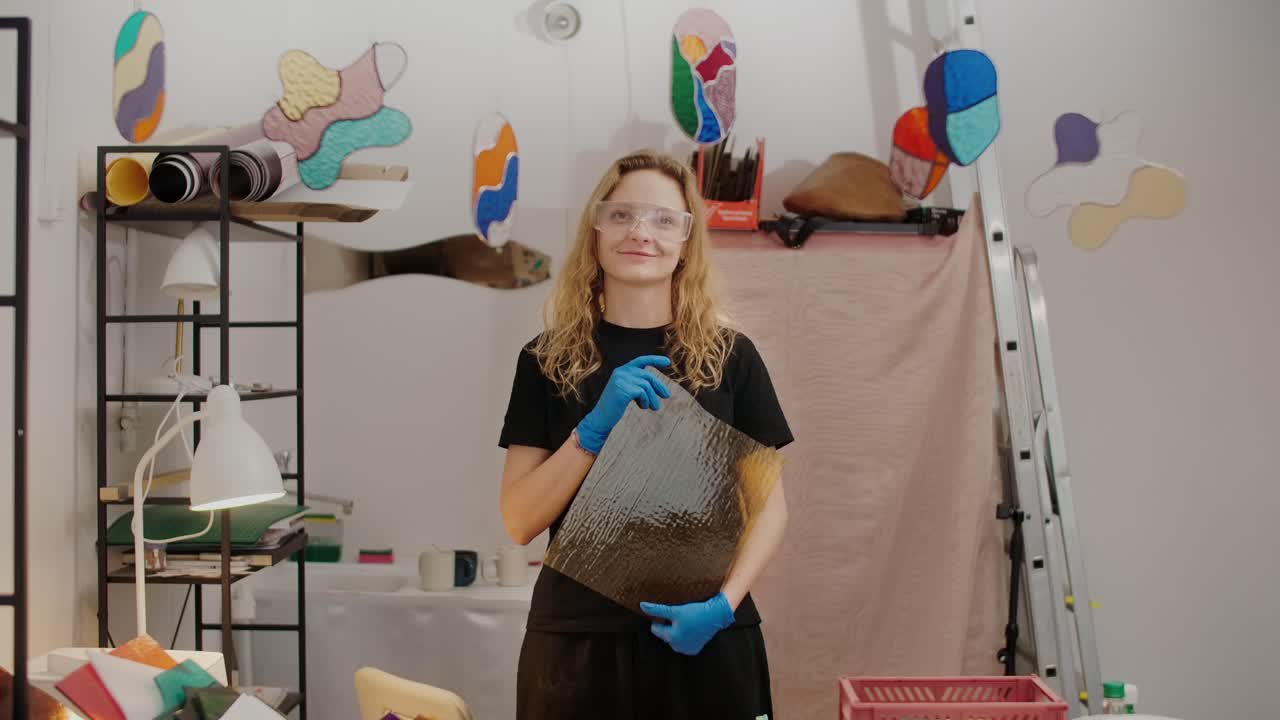 Artista in studio con vetrata