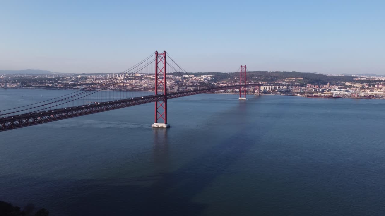 Ripresa Aerea Statica dall'Alto con Drone sul Porto della Baia e un Ponte Sospeso Rosso a Lisbona, Portogallo