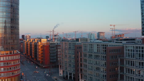 Revelación-Del-Tráfico-En-La-Escasa-Calle-De-La-Ciudad-Rodeada-De-Modernos-Edificios-De-Apartamentos-En-El-Centro-Urbano-De-La-Ciudad-De-Hamburgo