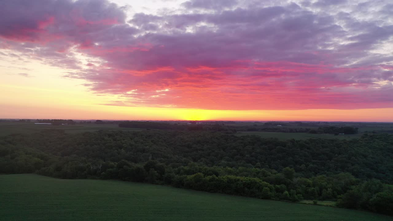 el atardecer vibrante sobre las tierras de cultivo